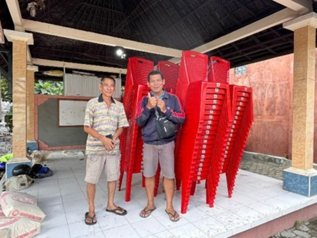 Sinergi BUM Desa Dalung Pengadaan dan Pengiriman Kursi ke Banjar Untal-Untal